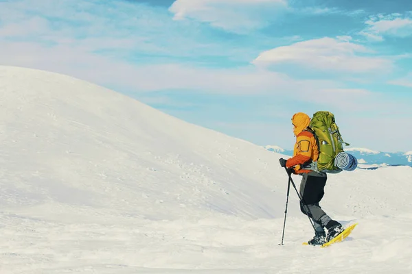 Caminhada de inverno nas montanhas com uma mochila e tenda . — Fotografia de Stock