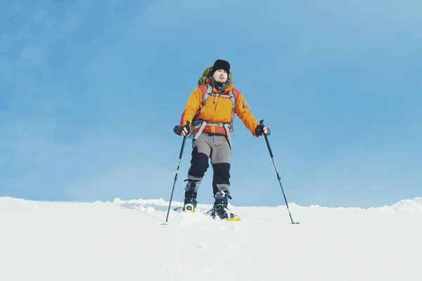 Caminhada de inverno nas montanhas com uma mochila e tenda . — Fotografia de Stock