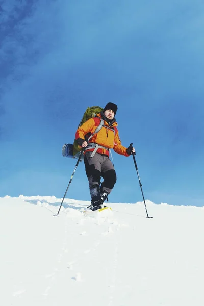 Caminhada de inverno nas montanhas com uma mochila e tenda . — Fotografia de Stock