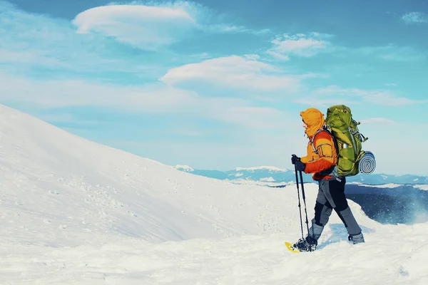 Caminata de invierno en las montañas con una mochila y tienda de campaña . — Foto de Stock