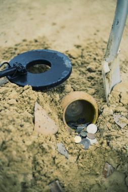 Pot altın sikkelerin metal detektörü, yeşil g yardımıyla toplanan