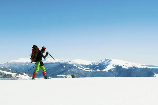 带着背包和帐篷冬季登山活动. — 图库照片