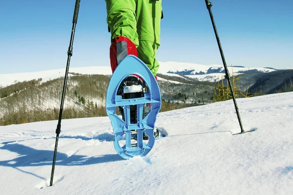 Escursione invernale in montagna con zaino e tenda . — Foto Stock