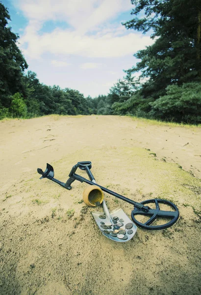 Vaso di monete d'oro raccolte con l'aiuto di metal detector, verde g — Foto Stock