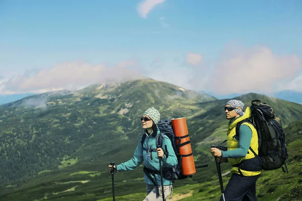 Caminata de verano en las montañas, un chico y una chica están caminando — Foto de Stock