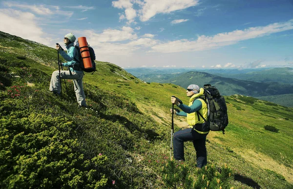 Escursione estiva in montagna, un ragazzo e una ragazza camminano lungo — Foto Stock