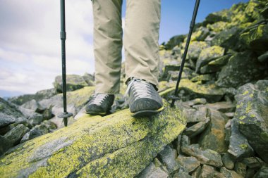 Bir sırt çantası ve çadır ile dağlarda yaz zammını.