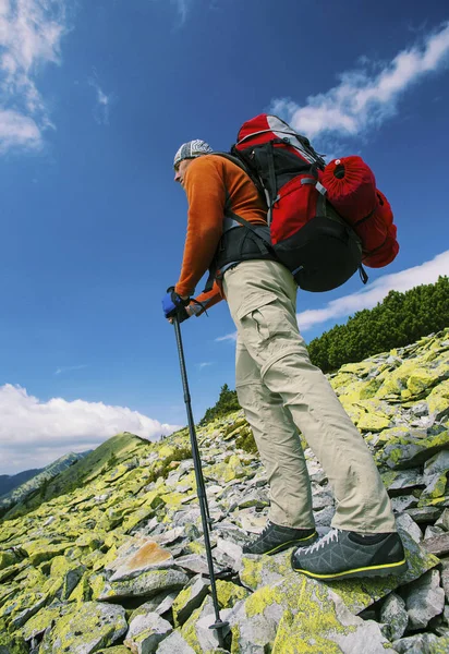 Zomer wandeling in de bergen met een rugzak en tent. — Stockfoto