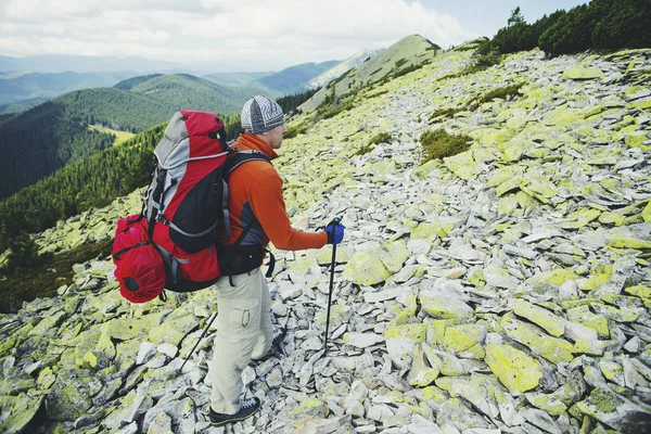 Καλοκαιρινή πεζοπορία στο βουνό με ένα σακίδιο και τέντα. — Φωτογραφία Αρχείου
