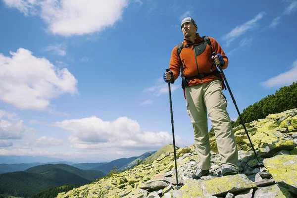 Zomer wandeling in de bergen met een rugzak en tent. — Stockfoto