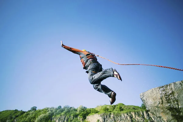 Un uomo sta saltando in un canyon . — Foto Stock