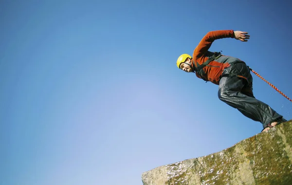 한 남자가 협곡으로 점프. — 스톡 사진
