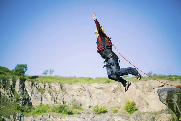 Un uomo sta saltando in un canyon . — Foto Stock