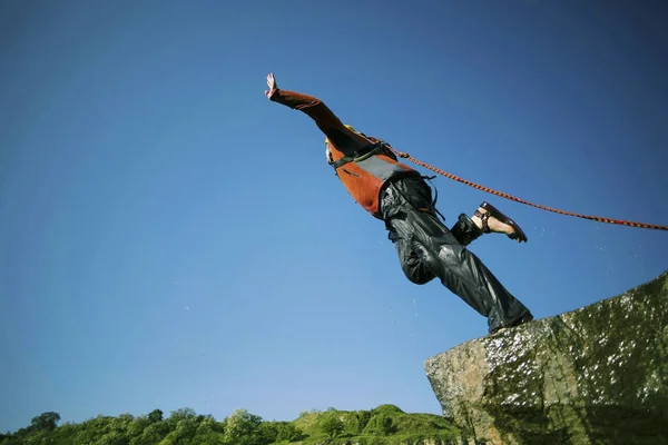 Un homme saute dans un canyon . — Photo