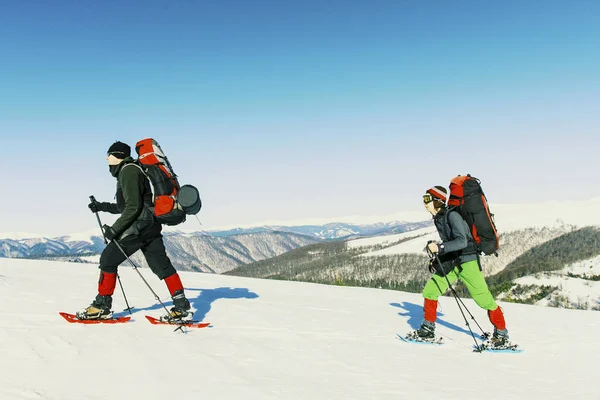 冬天在山上徒步旅行, 两个人沿着雪地漫步 — 图库照片