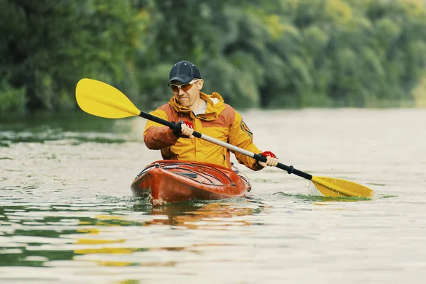 Canoeing. A man is rowing along the river. — Stock Photo, Image