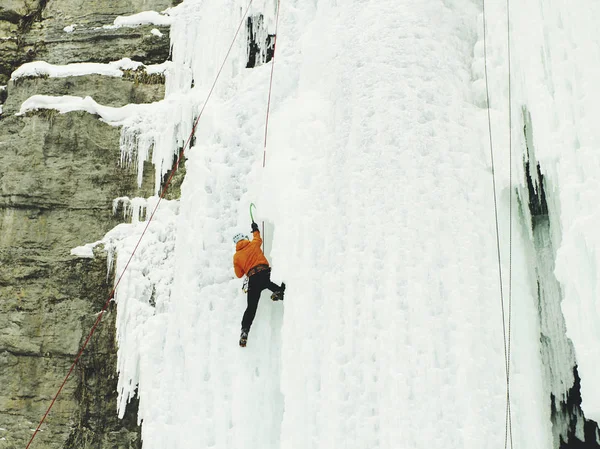 Arrampicata su ghiaccio nel Caucaso settentrionale. Un uomo si arrampica sulla cascata — Foto Stock