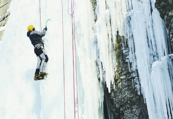 Jégmászás az Észak-Kaukázusban. Egy ember mászik a vízesés a Victoria — Stock Fotó