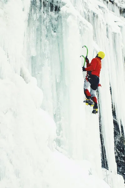 Arrampicata su ghiaccio nel Caucaso settentrionale. Un uomo si arrampica sulla cascata — Foto Stock