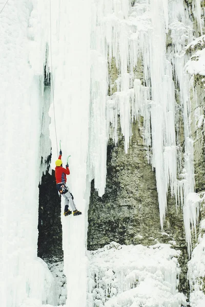 Escalada de hielo en el norte del Cáucaso. Un hombre sube al agua. —  Fotos de Stock