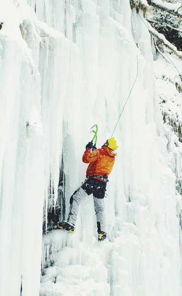 Escalada de gelo no norte do Cáucaso. Um homem sobe o waterfal — Fotografia de Stock