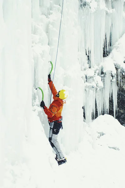 Escalade de glace dans le nord du Caucase. Un homme grimpe le Waterfal — Photo