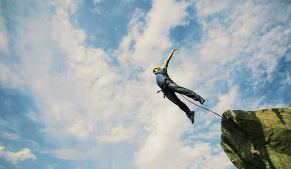 Человек прыгает со скалы в пропасть.
.