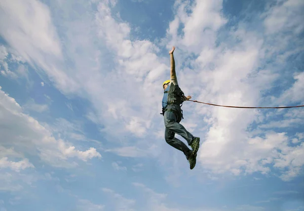 Un hombre está saltando de un acantilado a un abismo . — Foto de Stock