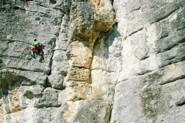 Kaya tırmanışı. Buzlu bir adam tırmanıyor.