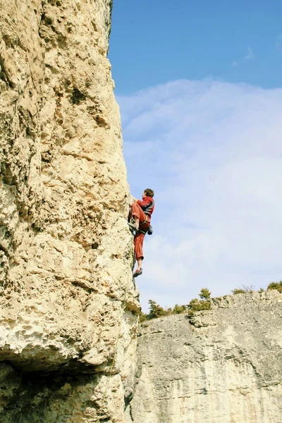 Wspinaczka skałkowa. Człowiek wspina się na skałach. — Zdjęcie stockowe