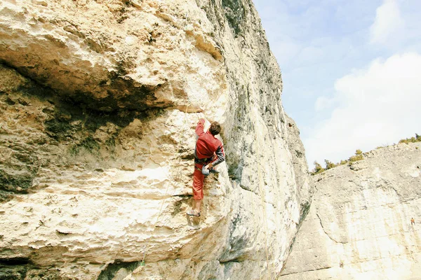 Rotsklimmen. Een man klimt op de rotsen. — Stockfoto