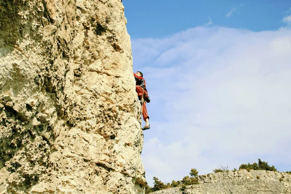 Arrampicata. Un uomo si arrampica sulle rocce . — Foto Stock