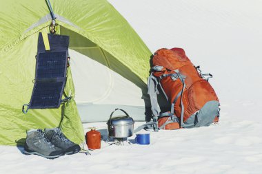Kış gezi. Çadırın üstüne bir tepedir.