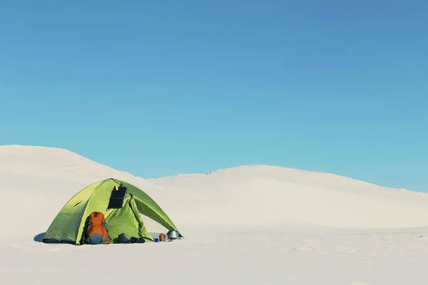 Vinterresa. Tältet är på toppen av en kulle. — Stockfoto