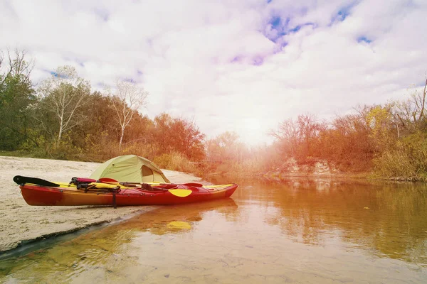 Rafting en kayaks. Un campamento de tiendas de campaña se encuentra en la orilla del río . — Foto de Stock