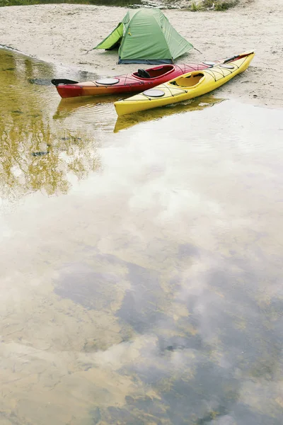 Rafting sui kayak. Un campo tenda si trova sulla riva del fiume. — Foto Stock