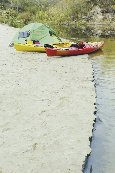 Rafting en kayak. Un camp de tentes se dresse sur la rive. — Photo