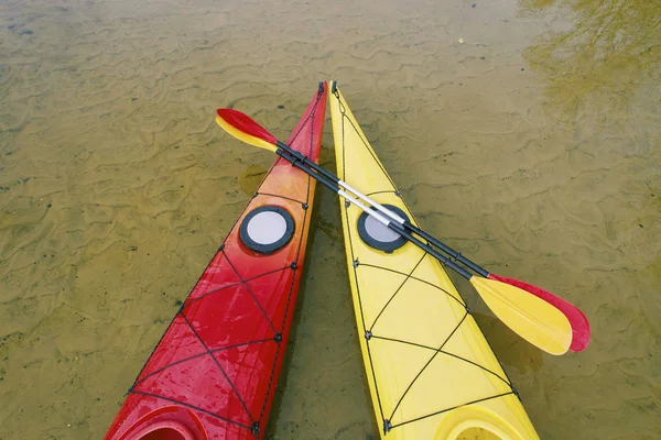 Rafting on kayaks. A tent camp stands on the river bank. — Stock Photo, Image