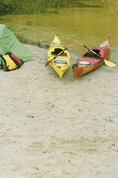 Rafting em caiaques. Um acampamento de tenda fica na margem do rio . — Fotografia de Stock