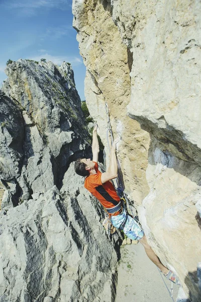 Klippklättring. En man klättrar rock. — Stockfoto