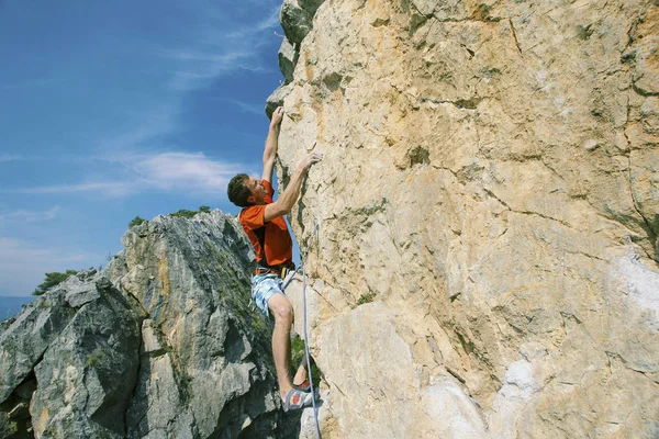 Klettern. ein Mann erklimmt den Felsen. — Stockfoto