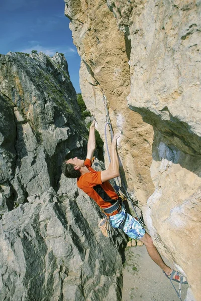 Klippklättring. En man klättrar rock. — Stockfoto