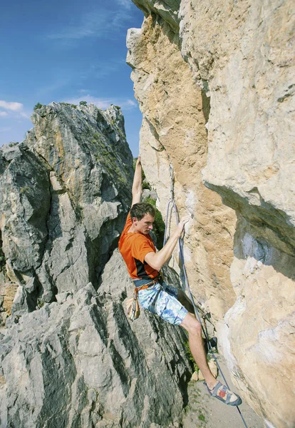 암벽 등반입니다. 한 남자가 올라 바위. — 스톡 사진
