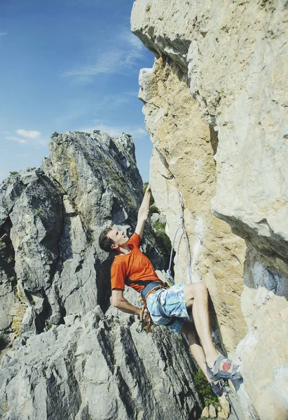 Rock climbing. A man climbs the rock. — Stock Photo, Image