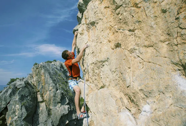 Escalada. Um homem sobe a rocha . — Fotografia de Stock