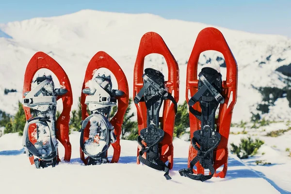 Senderismo de invierno en las montañas. raquetas de nieve de pie en la nieve ag — Foto de Stock