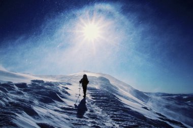 Kış dağlarda trekking. Kar ayakkabılarını stand karda.