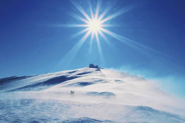 Χειμερινή πεζοπορία στα βουνά. Χιονοπέδιλα σταθεί στο χιόνι. — Φωτογραφία Αρχείου