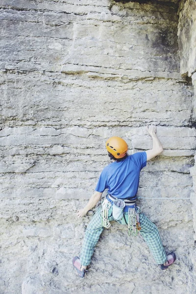 The climber climbs the rock. — Stock Photo, Image