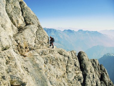 Dağcı dağın zirvesine tırmanır..